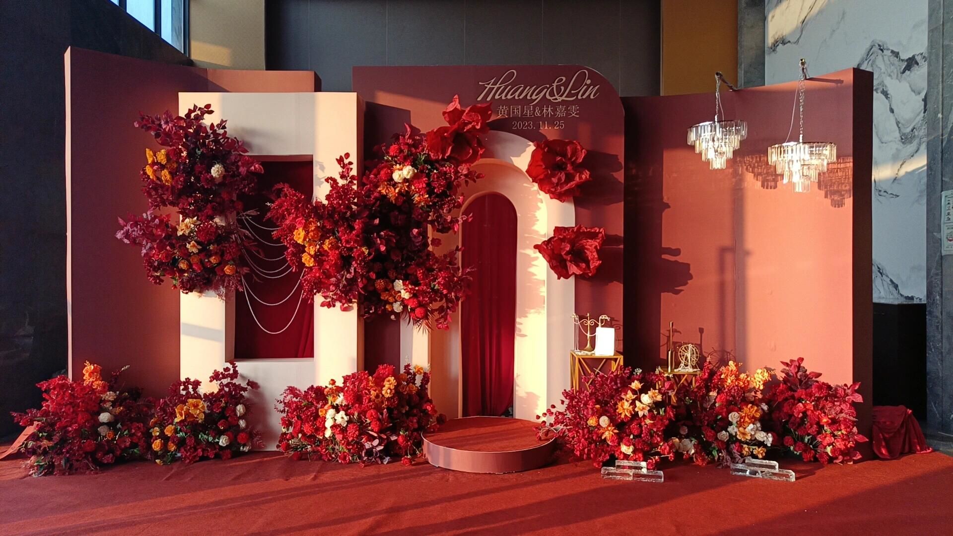 婚礼主色系为砖红色,馥郁复古,尽情释放爱的热