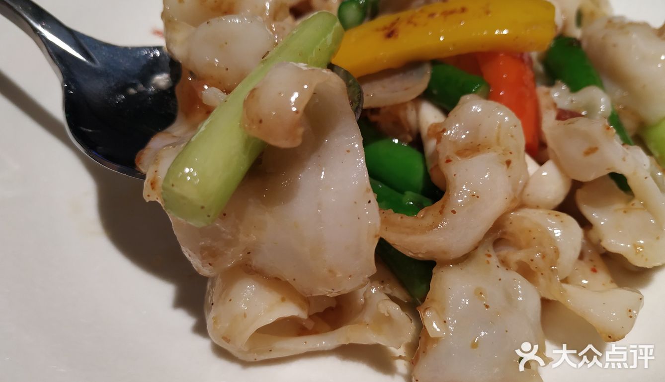 搭配的现蒸的年糕蘸点汤汁，软糯有嚼劲