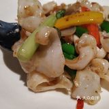 搭配的现蒸的年糕蘸点汤汁，软糯有嚼劲