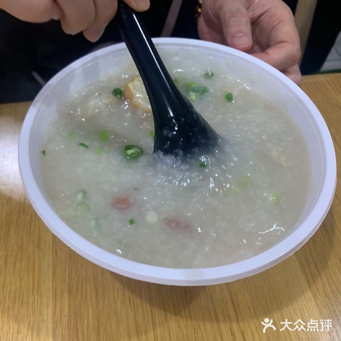 老广记石磨肠粉店生滚鱼片粥图片