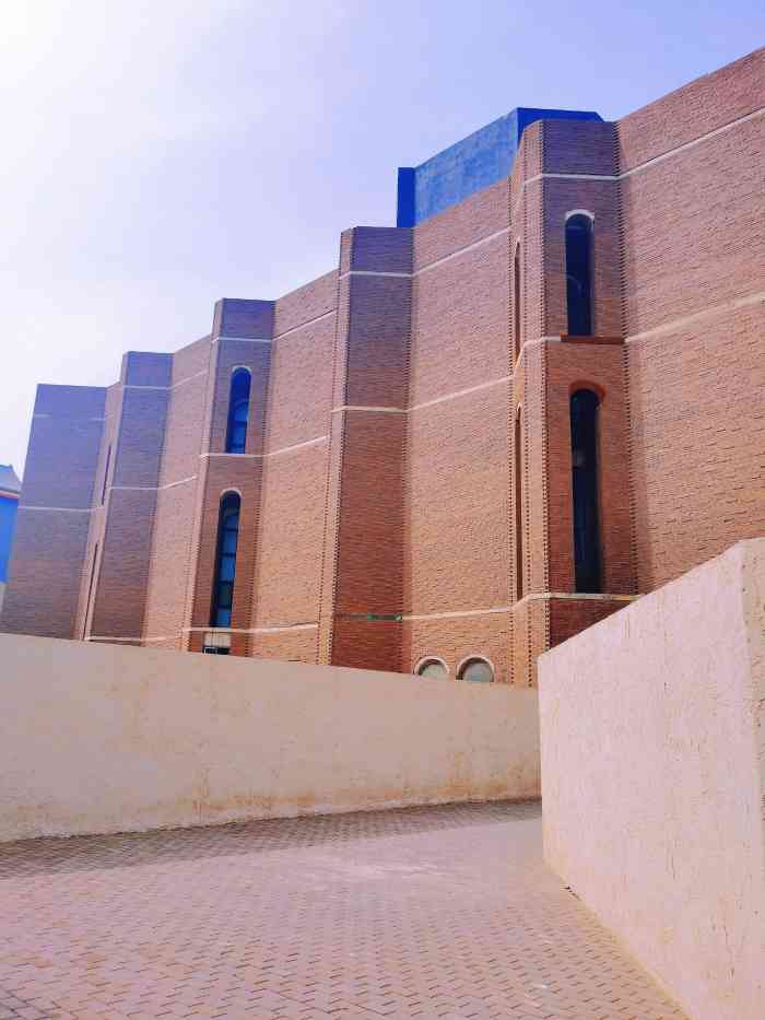 中国油画院-"大家都是冲着教堂来的吧 想来拍拍照片 .