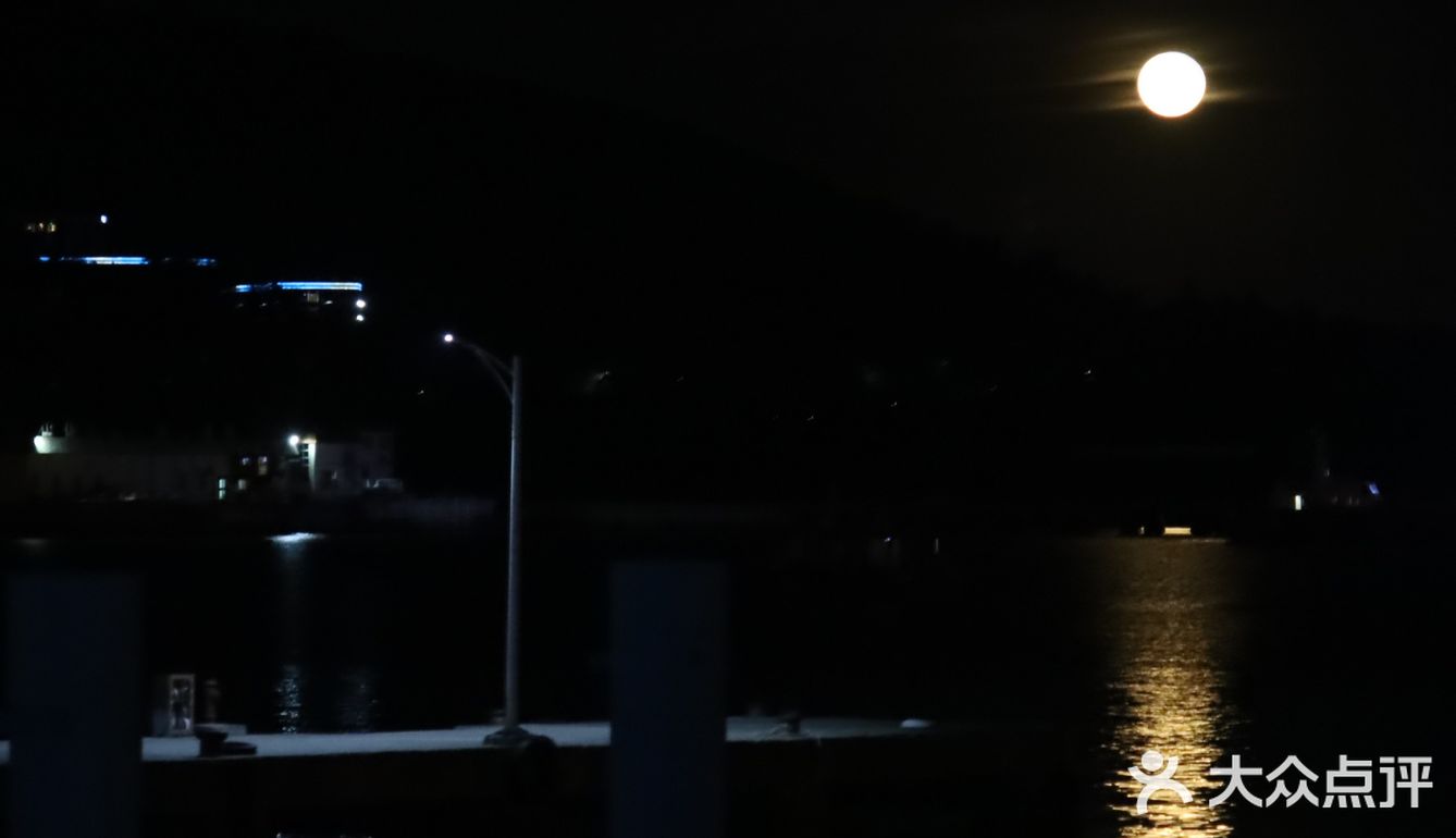 中秋夜看月出东方 从山后升起倒映在水中