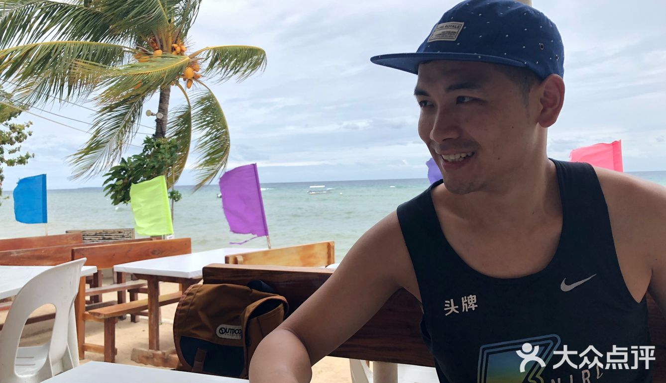 啊罗那海滩并不大,走15分钟就逛完了,沙滩不够细