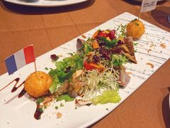 低温红酒浸鸭珍配山羊芝士球-卡本妮法餐厅·北京和平宾馆