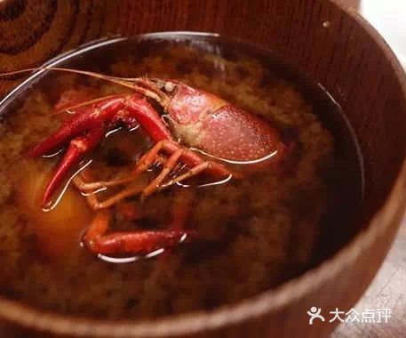 小龙虾加生粉搅拌，锅中放油