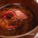 小龙虾加生粉搅拌，锅中放油
