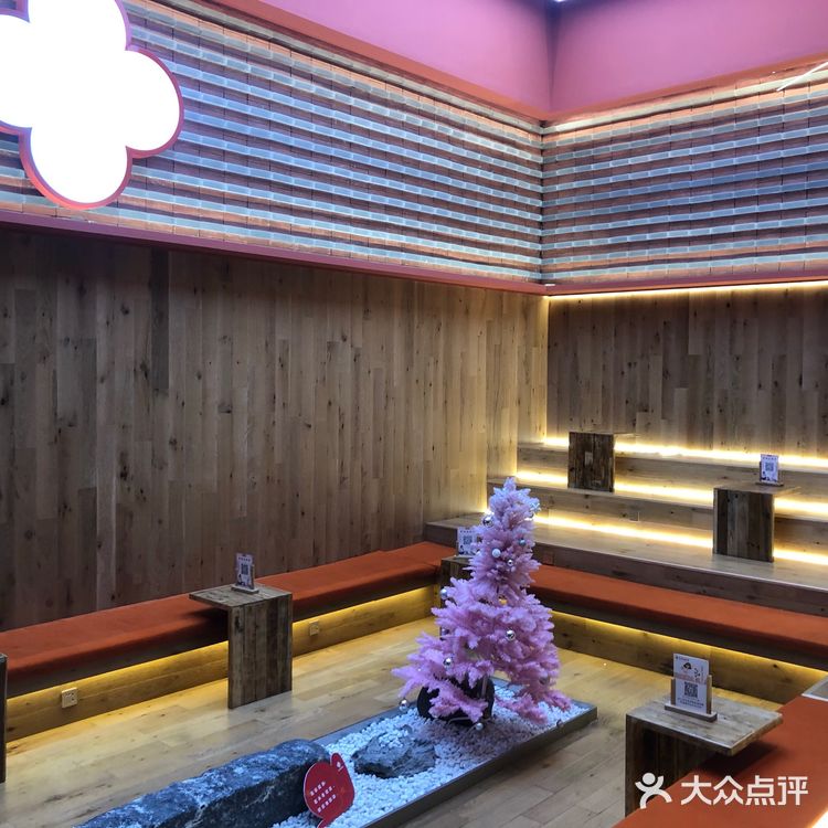 装潢充满少女心的一家休闲饮料店