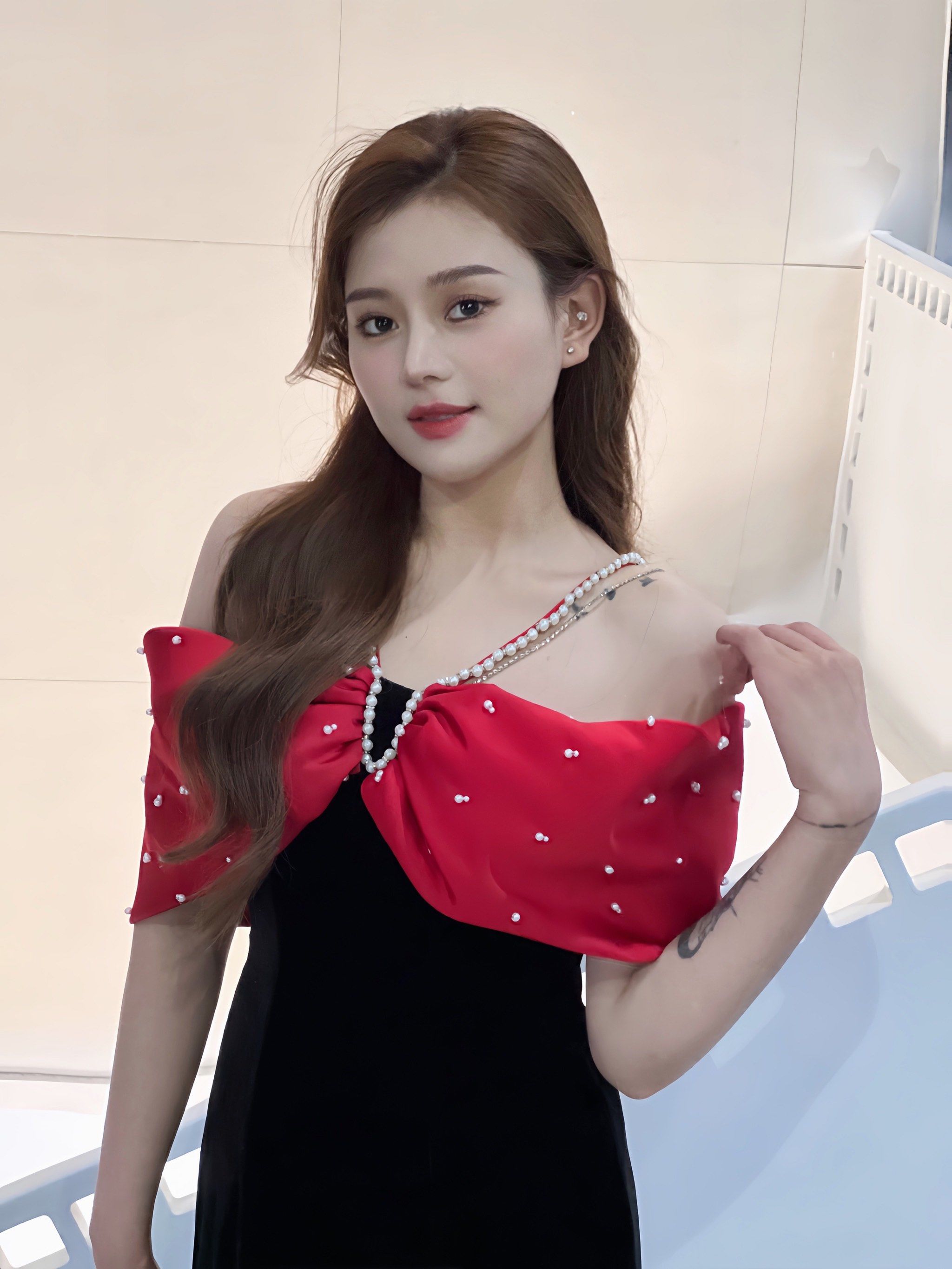 n珍珠挂脖设计
搭配胸口红色一字肩褶皱设计
散发着成熟优雅