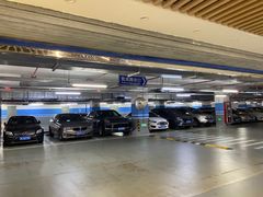 -绿地缤纷城-停车场