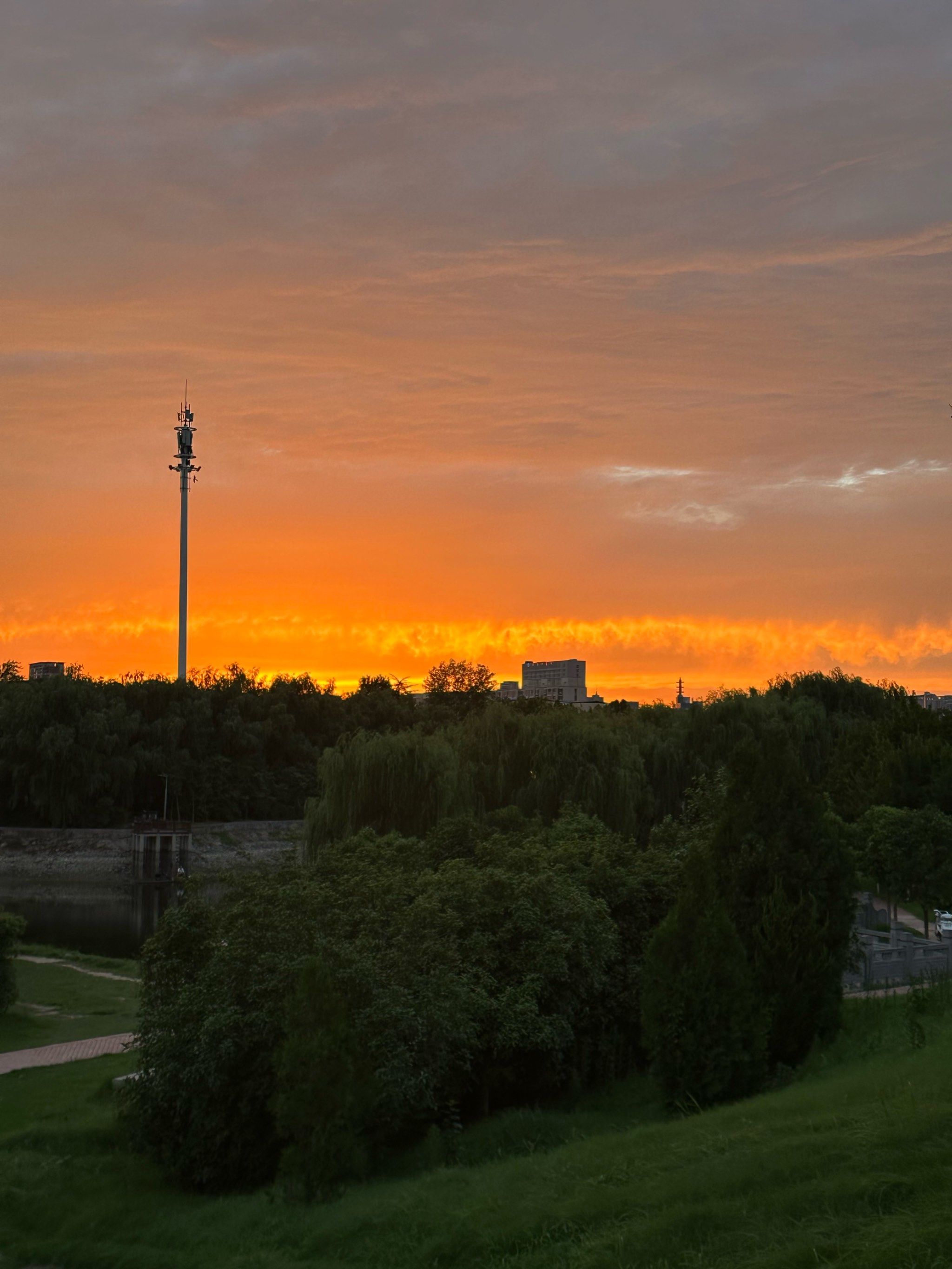 四线小城市的晚霞🌇傍晚的天空色彩斑斓