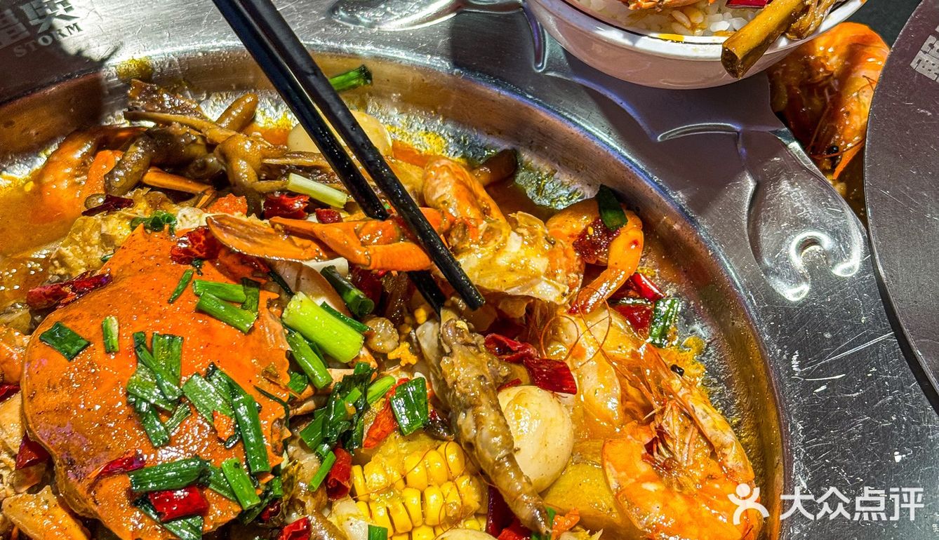 这么多年味道一直没变~点了牛蛙鸡爪和肉蟹煲 很入味