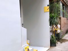 门面-YECLIP COFFEE黄色回形针咖啡