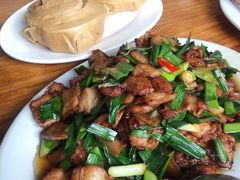 红糖馒头配秘制回锅肉-凯华海鲜火锅·传承三十六年