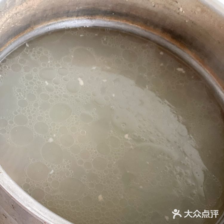 首先早起菜市场买一块肥瘦相间的羊排