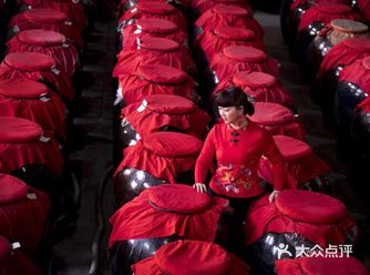 绍兴人家里生了女儿，等到孩子满月时，就会选酒数坛
