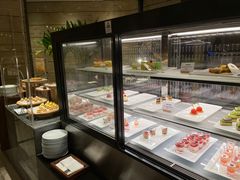 面包甜点陈列柜-长沙君悦酒店·自助餐厅咖啡厅