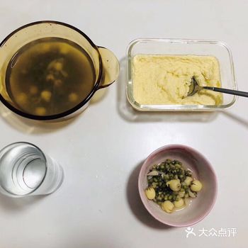 抬头仰望院墙外的杨柳，竟生出了一个个小芽儿，绿绿的