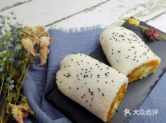 不好意思，我做的这个糯米肉松咸蛋黄饭团，邪恶程度已经爆表了~