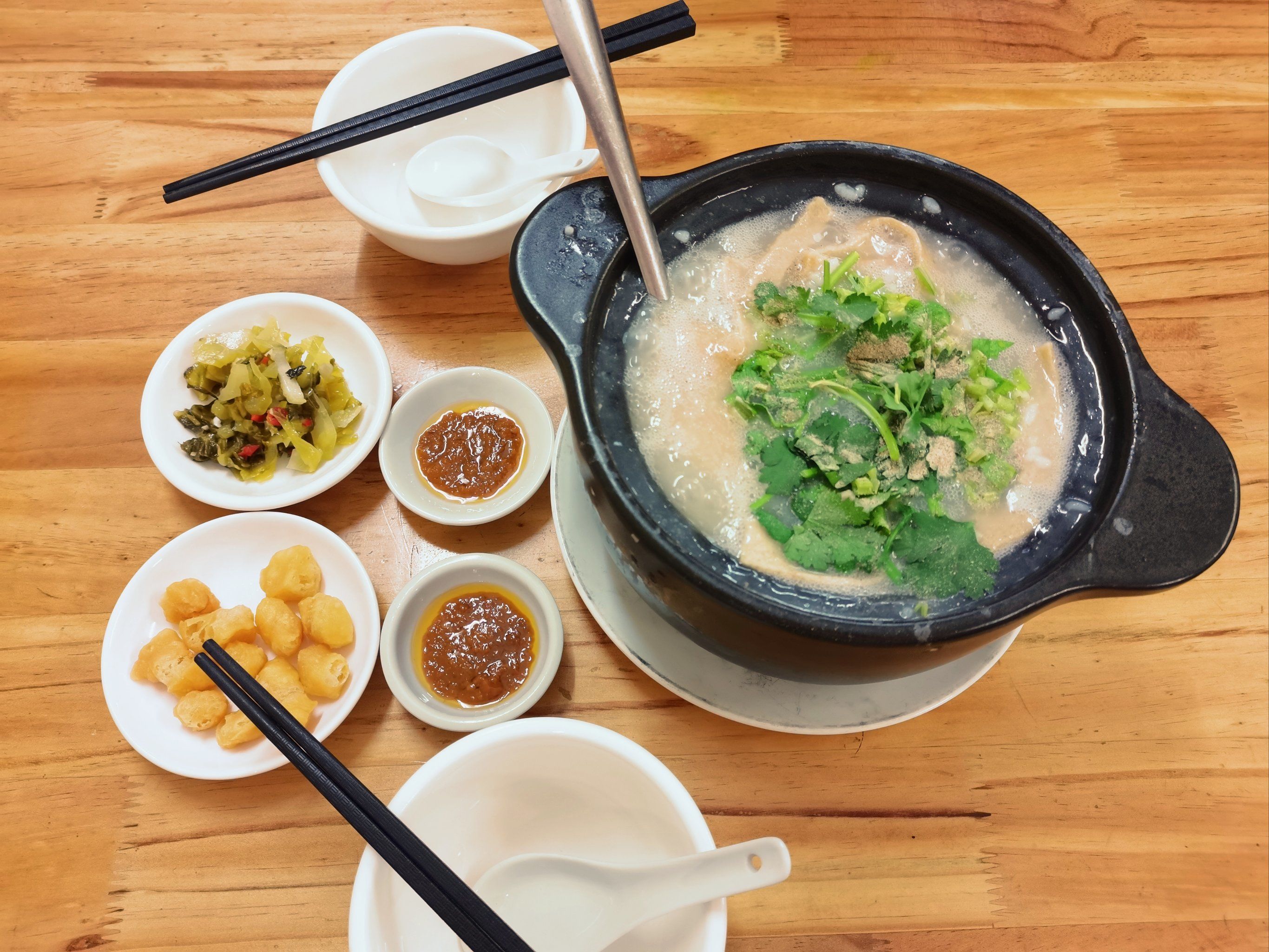 鲜虾生蚝砂锅粥