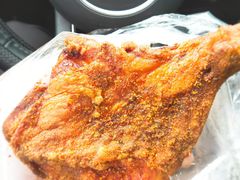 比脸还大的手枪腿-王二甩老木子鸡(江湾店)