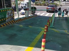 -枫蓝国际购物中心-地面停车场
