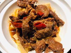秘制麻辣牛肉饭-百事佳烧鸭牛腩(上海虹桥站店)