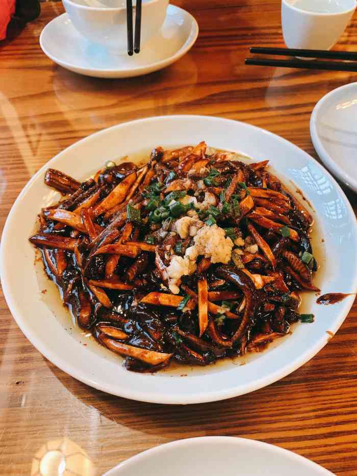 去南翔老街逛的时候吃的中饭都是上海菜系本帮菜南翔小笼味道还可以响