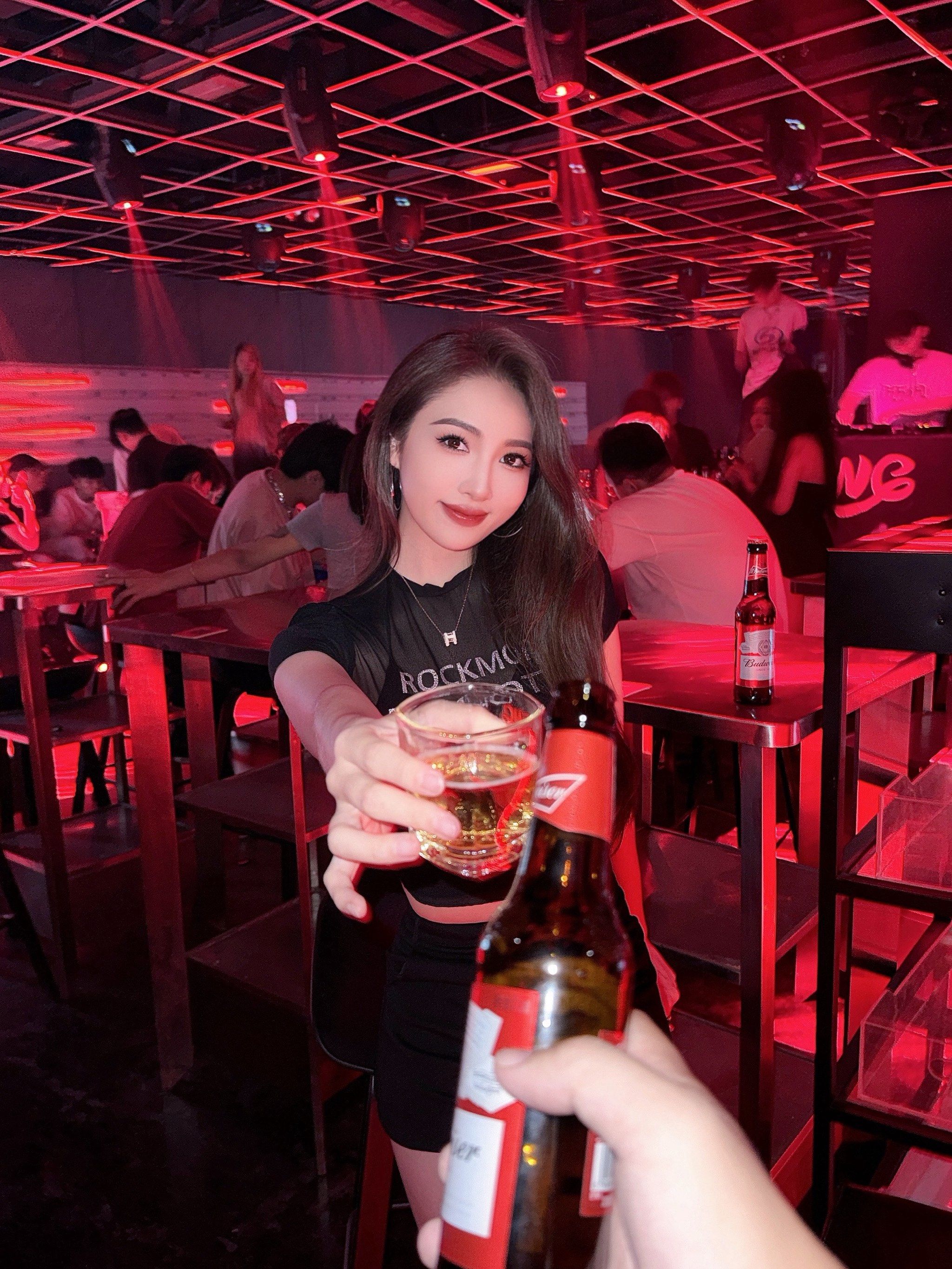 请喝酒的漂亮姐姐🥂