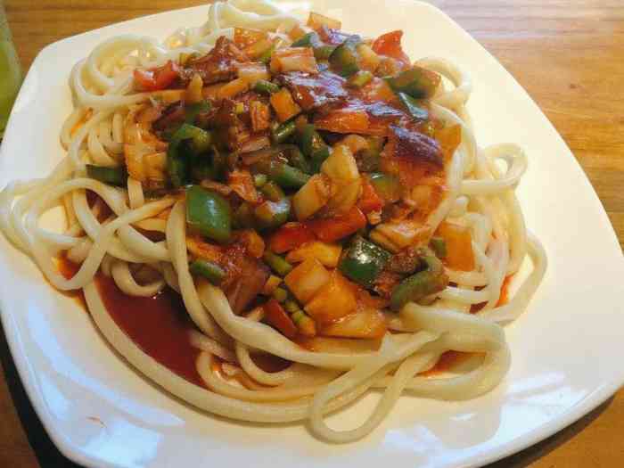 阿瓦提西域美食-"太失望了,那手抓饭,放俩块骨头,拿番茄酱.