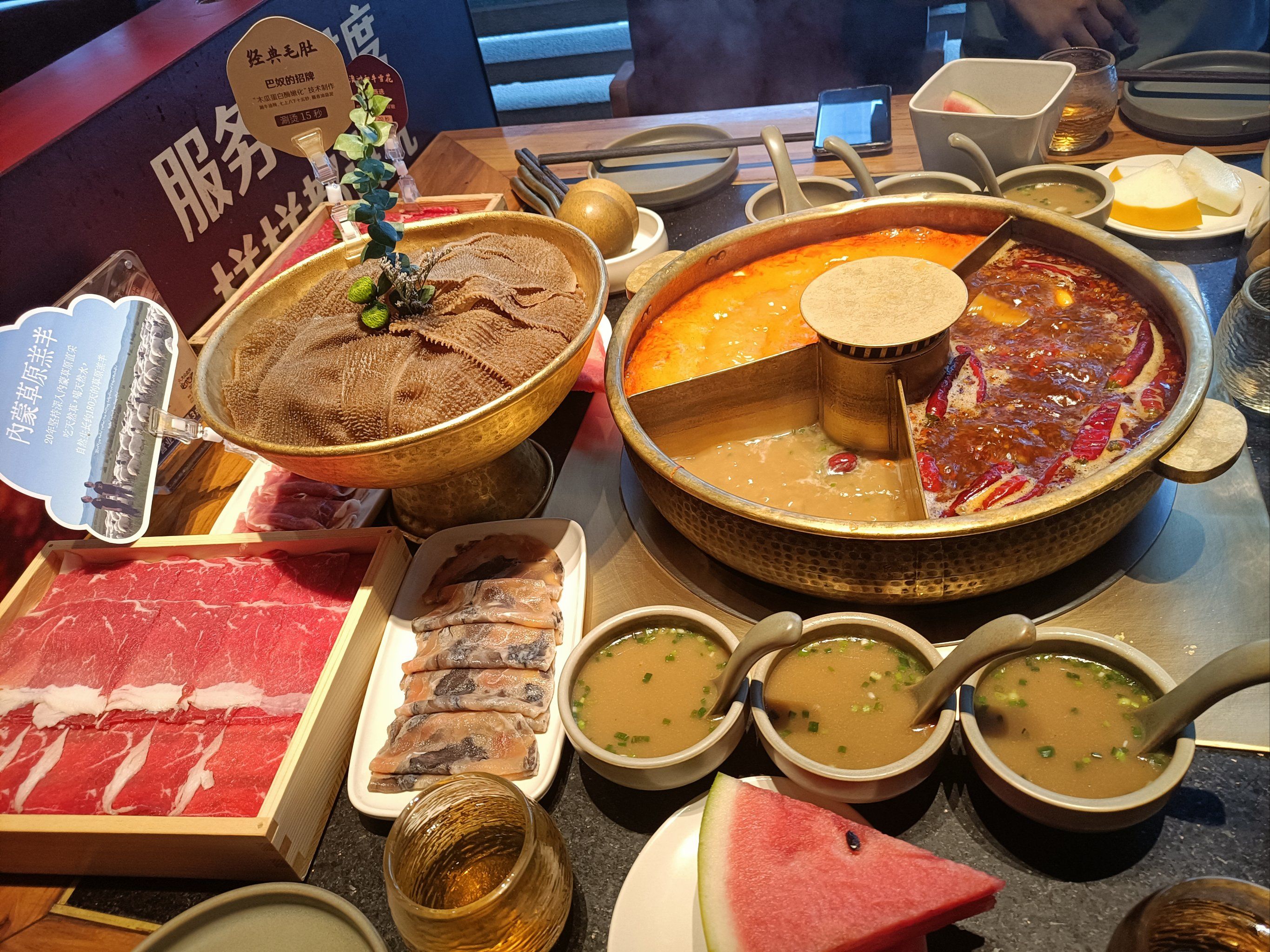 打卡正弘城的巴奴火锅,这家巴奴火锅位于正弘城8层