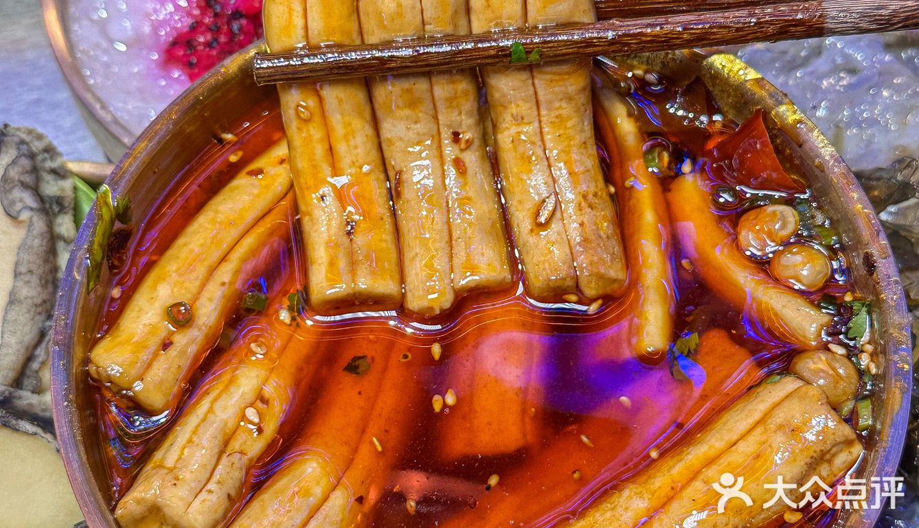 哇不是吧这么赛博朋克你确定这是火锅店？