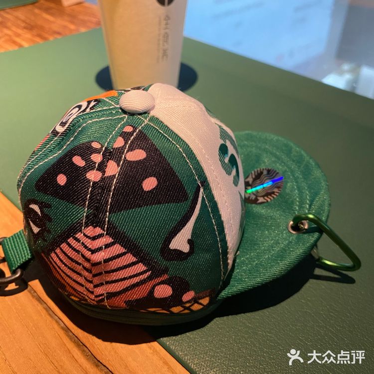 在星巴克充值送了个小帽子包包!好可爱!
