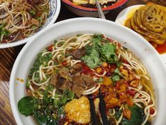 张飞牛肉面-爆炸头阿姨小四川正宗川味小吃(无任何分店)