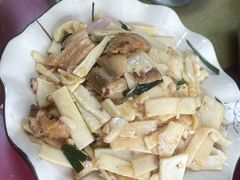 五花肉炒鲜笋-华园农庄·特色炭烧鸡·北江河鲜