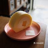 和朋友小坐聊聊天或者一个人带本书看看