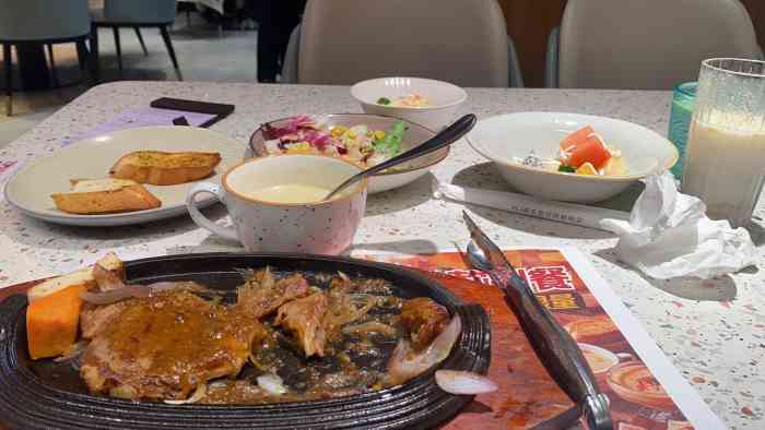 炙烧战斧牛排餐厅(万象城店)-"今天和小姐妹们来到战斧牛排用餐,因为