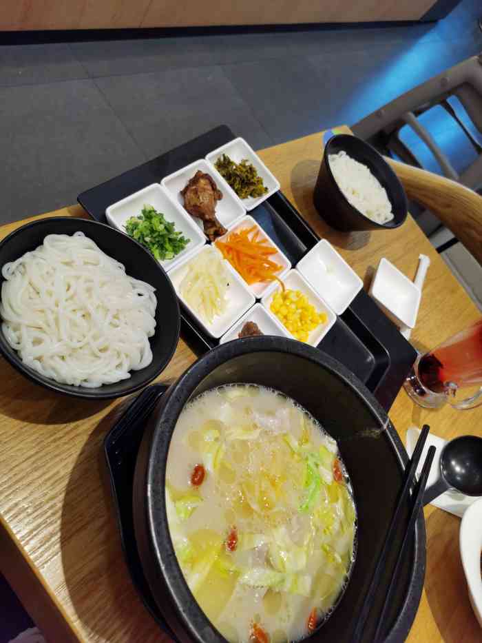 过桥缘鸡汤米线荣盛店