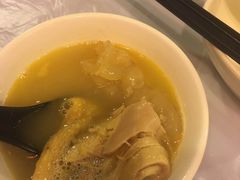 浓厚原只鸡煲花胶汤-鲜入围煮花胶鸡海鲜火锅