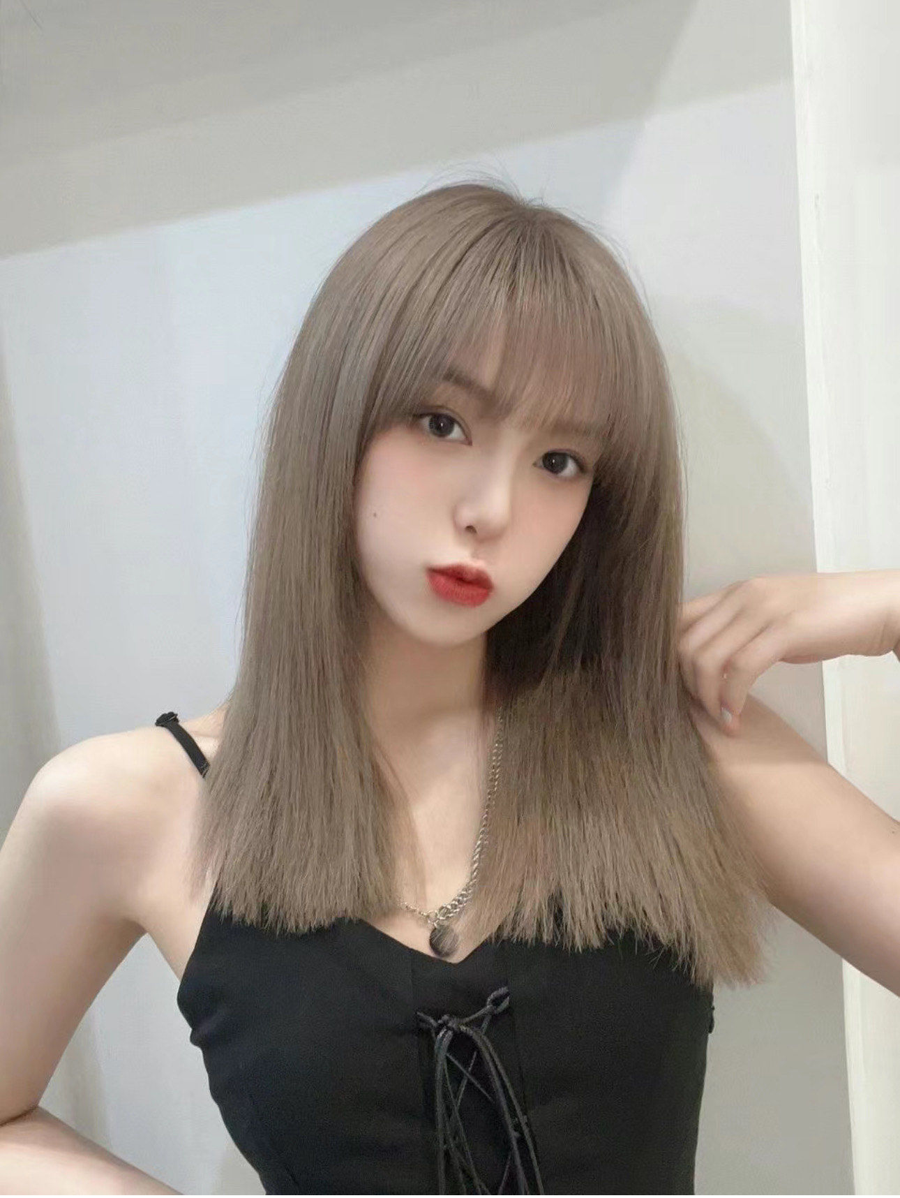 夏季发色奶茶色
今年非常流行的爆款发