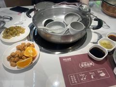 -洪氏嗨捞·广东猪肚鸡·椰子鸡火锅(西咸万象城店)