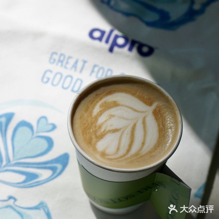 早晨散步，过来喝杯新品，这么早营业的咖啡小铺真不多