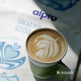 早晨散步，过来喝杯新品，这么早营业的咖啡小铺真不多