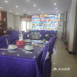 位置非常不错的一家海鲜店，就在海边的沿路风景线上
