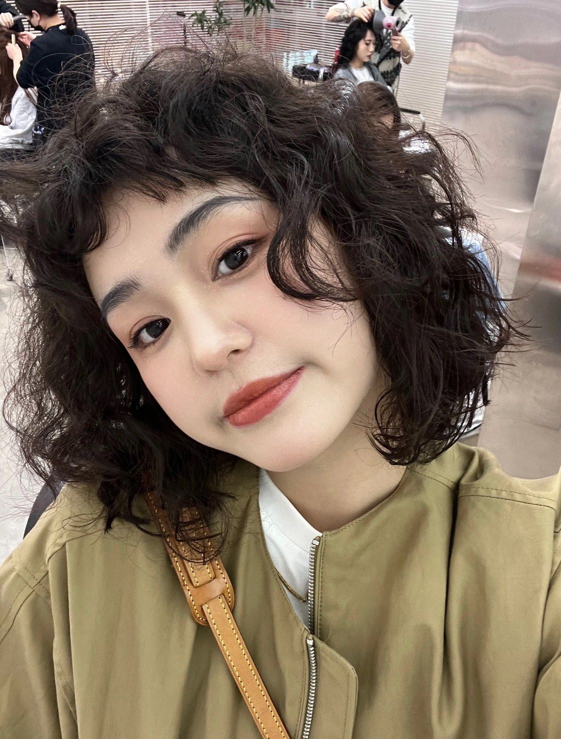 "泡面卷",可以甜美可爱	也可	
以鬼马精灵
换季烫什么发型	