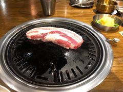 厚切猪肉-·缸桶屋·韩式牛肋条自助烤肉(西湖D11店)
