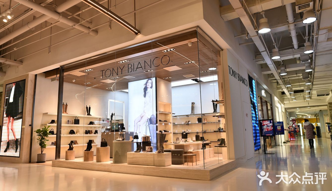 现在不用等了哈哈哈店里面目前只有一些秋冬款