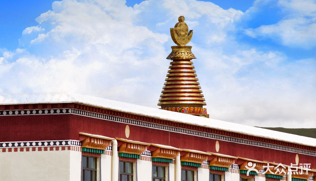 一座高大华丽建筑的寺庙