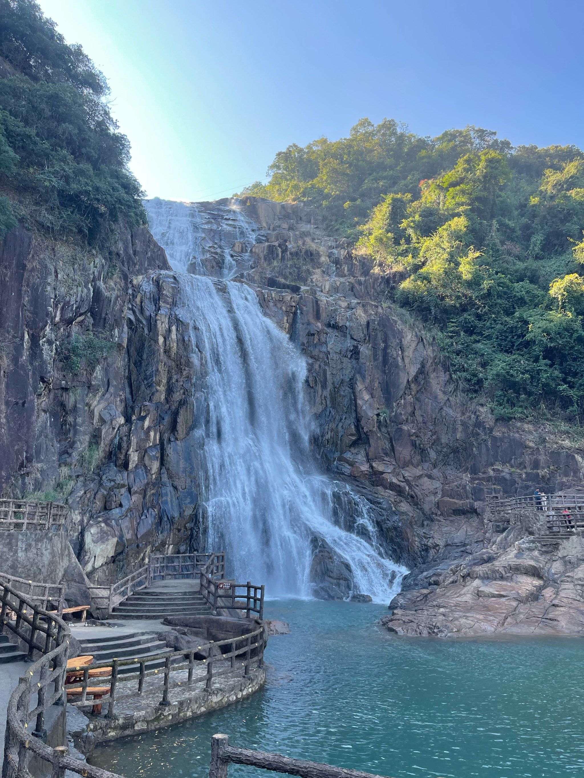 来真的特别凉快 地方不大半天就可以逛完 景区路上的山水风景都很漂亮