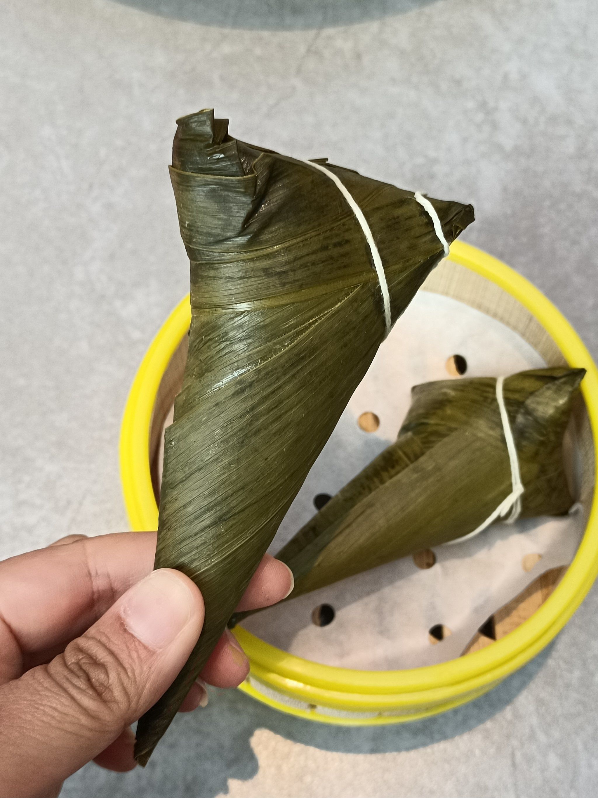 出去吃饭,端午节还给了一个粽子,是传统的白粽,什么都没有的