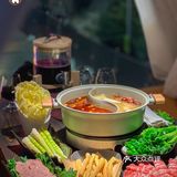 请问，星空🌃帐篷⛺️里吃一顿涮肉是什么感Jio ⁉️